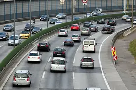 交警部门提醒：带孩子过马路 抓手腕比牵手更安全图片