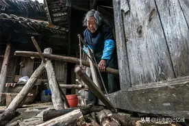 74岁的女儿对93岁的老母亲说：娘啊，您不死，我怎么敢死啊？图片