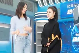 刘雯上直播真风光，穿露脐装走秀116腿抢镜，把薇娅衬成小矮人图片