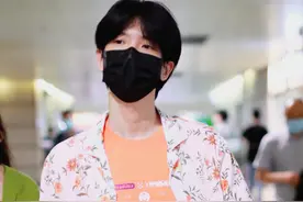 胡萝卜色穿搭真清爽！丁飞俊装扮花里胡哨，顺毛造型尽显奶狗气质图片