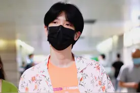 胡萝卜色穿搭真清爽！丁飞俊装扮花里胡哨，顺毛造型尽显奶狗气质图片