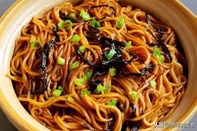 网红款葱油拌面，酱香浓郁，简单容易做好吃到哭图片
