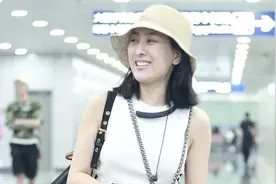 马苏太自信了，穿无袖上衣配印花阔腿裤走机场，素颜居然一样时髦图片