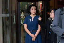 41岁郝蕾久违亮相红毯，卷发造型像老阿姨，同框段奕宏像姐姐图片