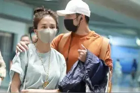 杨烁夫妻高调走机场，穿情侣鞋比妻子还时髦，全程拥抱舍不得放手图片