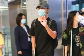 黄轩简约的黑T恤牛仔裤造型！搭配小白鞋+棒球帽，低调简约又有型图片