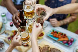 为什么人喝醉酒了还会记得回家，等到睡醒后又问我是怎么回家的？图片