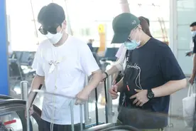 《德云社》孟鹤堂、周九良现身机场，两人黑白搭配上演黑白配图片