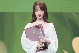 杨紫靠一身白裙又美回来了？其实她那条1万多的项链更时髦有看点图片