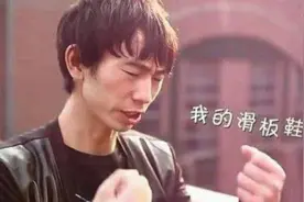 他写一首方言歌，唱完赚200万，如今成过气网红，农村演出没人看图片