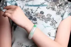 含蓄典雅的东方之美，和田玉、翡翠、黄金手镯，女性戴哪种更好？图片