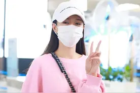 沈梦辰穿短裤秀美腿，比V手势很自信，粉嫩装扮超冻龄图片