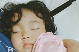 妈妈离开七天，回家后宝宝不认妈妈，断奶方式影响孩子身心健康图片