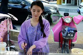 90后女孩摆摊新玩法，一月收入3万，普通人也可以这样干图片