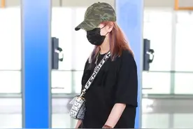 赵薇为显高真拼，穿休闲装配“砖头鞋”走机场，不仅不丑还更潮了图片