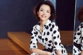 46岁董卿穿超短裙看秀，与41岁陈乔恩同框，相差5岁却像两代人图片