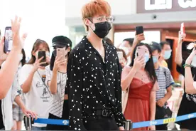 “岳岳”岳明辉现身机场，斑点衬衫穿搭很潮，红黄头发成很抢镜图片