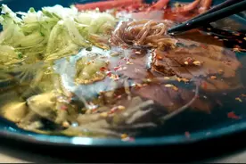 淡淡的时光，炎炎的夏日，你需要一碗清爽的冷面陪伴图片