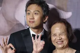 邓超妈妈罕见露面游玩，留学生头一脸慈爱，和孙俪妈妈气质大不同图片