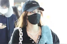 孟佳精致打扮实力吸睛，穿搭紧身裤勾勒出好身材图片