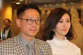 李嘉欣随豪门老公亮相，穿白色蕾丝衬衫配灯笼裤，满满的贵妇范图片