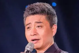 相声演员周炜：今45岁满头白发尽显沧桑，与妻子站在一起像父女图片