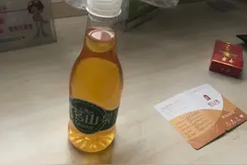 酒店房间出现来历不明黄色“饮料”，竟是尿粪混合的，酒店称：不是我们放的图片