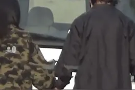 潘粤明携绯闻女友出行，接地气路边买水果，手提满也要牵着好甜蜜图片