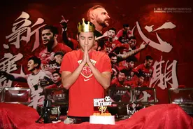 李圣龙生日会，难逃被涂蛋糕命运，祝中超歌王多进球多出歌图片