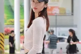 黑色紧身裤美女，搭配白色长袖上衣，彰显青春活力图片