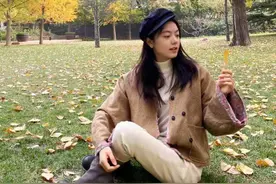 赵今麦走文艺少女路线！穿驼色外套搭配贝雷帽，艺术气息太浓厚图片
