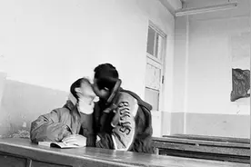 90年代大学生：图六情侣教室激情接吻，图十96级章子怡清纯毕业照图片