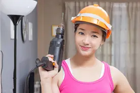 富家女工地秀搬砖，富士康请客为加班图片