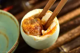 腌咸鸭蛋时，别只放盐就完了，多做2个步骤，7天就能起沙还流油图片