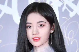 甜美暴击！鞠婧祎妆容精致清纯似初恋，回眸一笑温柔挥手有仙气图片