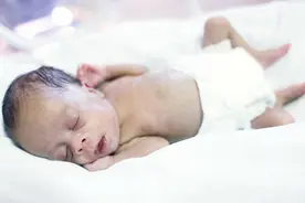 宝宝睡眠“超时”，家长需要叫醒喂奶吗？衡量标准：月龄和胃容量图片