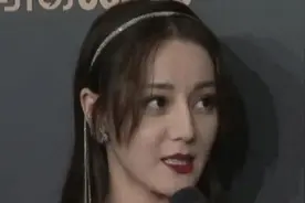 热巴被男主持人采访，却忘记自己穿的是抹胸裙，救场动作成经典图片