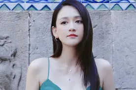 陈乔恩才是“尤物”气质，去度假穿细吊带绿色连衣裙，艳而不俗图片