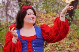 一群大码模特摆出迪士尼公主的姿势，向人们证明美丽是多样的图片