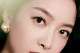 宋茜做客直播间，穿黑色蝴蝶结上衣与牛仔裤，霸气御姐风图片