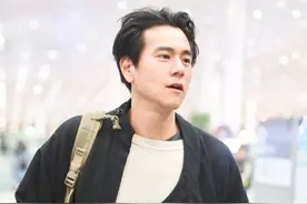 也要开始为彭于晏的发际线担忧了，机场做鬼脸搞怪，竟撞脸黄磊图片