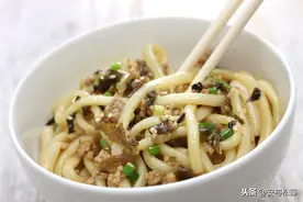 香菇肉酱拌面，快手家常美食，上班族必备，10分钟超省事的美食图片