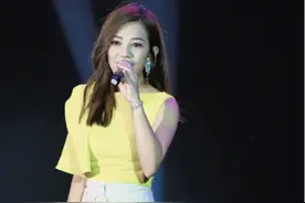 梁静茹离婚后美丽依旧，穿荧光黄上衣靓丽时髦，一点不像40多岁图片