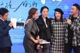 央视三代主持人同框，倪萍朱迅端庄大气，撒贝宁尼格买提帅气稳重图片