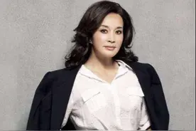 刘晓庆是“大码芙蓉”，连体泳衣绷不住满身肉感，这身材哪像64岁图片