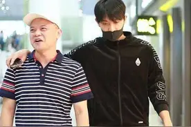 韬爸走后黄子韬心境大变，深夜直播吐露心声，状态不佳图片