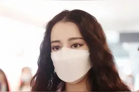 迪丽热巴现身上海，身材曼妙清丽脱俗，一连串举止感动了粉丝的心图片