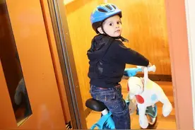 电梯里的安全隐患，家长的安全意识决定孩子的安全保障图片