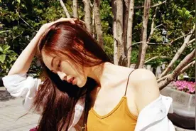 何穗“没料”穿搭更高级，吊带衫外搭白色夹克，简约大气真迷人图片