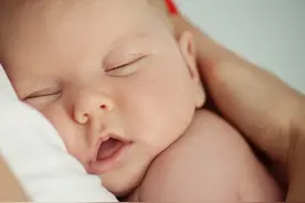 宝宝睡着后的这3种现象，说明身体出现了问题，父母一定要注意图片